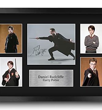 HWC Trading FR A3 Daniel Radcliffe Harry Potter Los Regalos Imprimieron La Exhibición Firmada De La Imagen del Autógrafo para Los Fans De Los Recuerdos De La Película - A3 Enmarcado