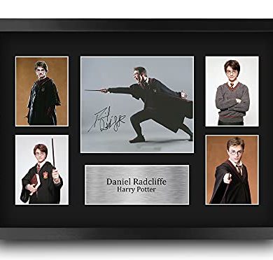 HWC Trading FR A3 Daniel Radcliffe Harry Potter Los Regalos Imprimieron La Exhibición Firmada De La Imagen del Autógrafo para Los Fans De Los Recuerdos De La Película - A3 Enmarcado